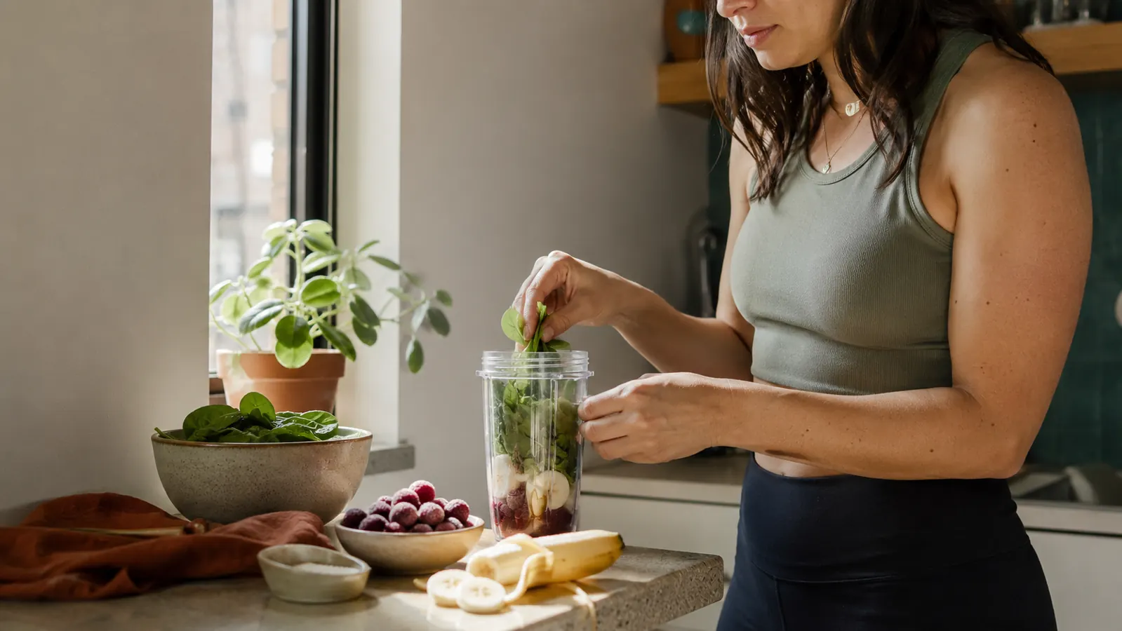 How to Make Smoothies in a Small Kitchen (Without Counter Clutter)